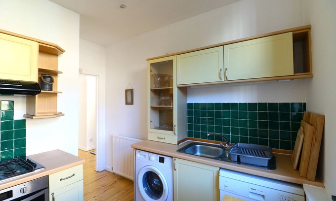 Kelvinbridge Apartment | Comfortable Apartment in West End