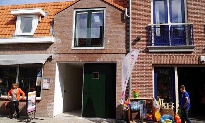 Domburg Apartment | Comfortable apartment with garage in the center of Domburg, 100 meters from the sea.