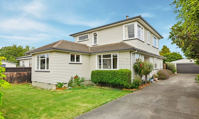 Russley House | Comfortable Character - Christchurch Holiday Home