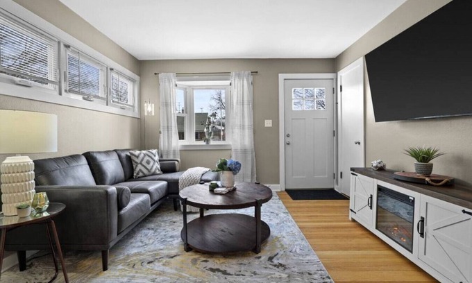 West Allis House | Comfortable & Charming 4BR, near Stadium & Zoo!