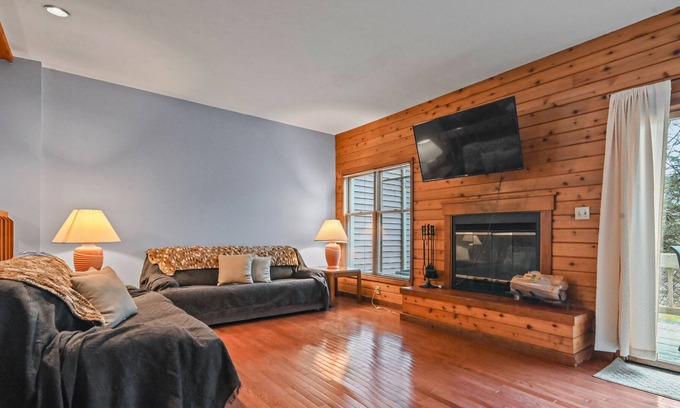 East Stroudsburg Condo | Comfortable condo with fireplace, central AC, & washer/dryer - snowbirds OK