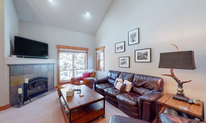 Truckee Condo | Comfortable Condo with Shared Pool, Gas Fireplace & Washer/Dryer