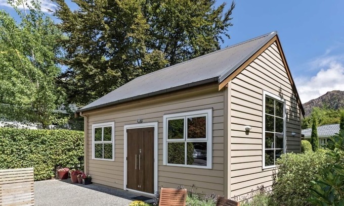 Arrowtown Cottage | Comfortable cottage in the heart of Arrowtown with newly renovated kitchen.