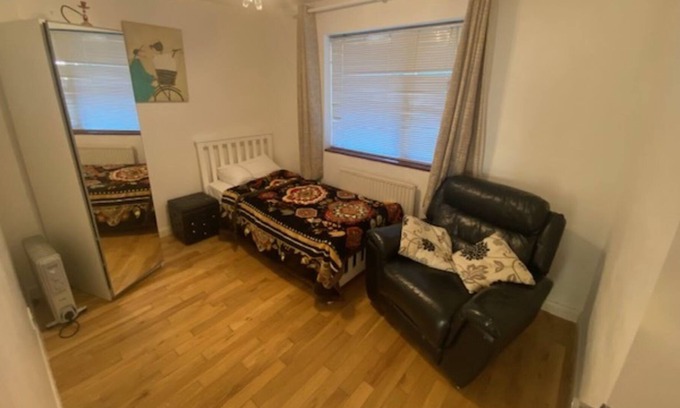 Edgware Apartment | Comfortable Double Bedroom Shared - Garden View