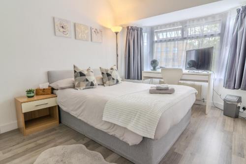 Whitefoot House | Comfortable Double Room for One Person