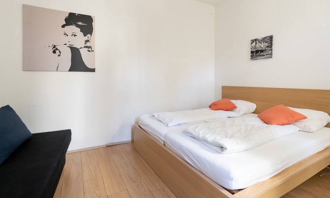 Simmering Apartment | comfortable double-size bed and sofa bed KR3
