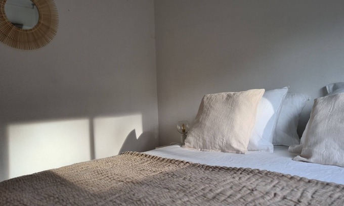 Piraillan Apartment | Comfortable duplex and large terrace, in the center of Canon,