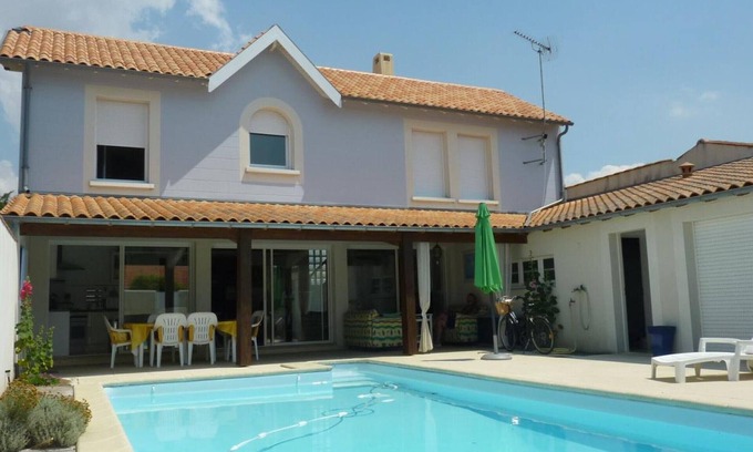 Quartier du Casino House | Comfortable House for 8 with Secure Pool, WiFi, 100m from Beach