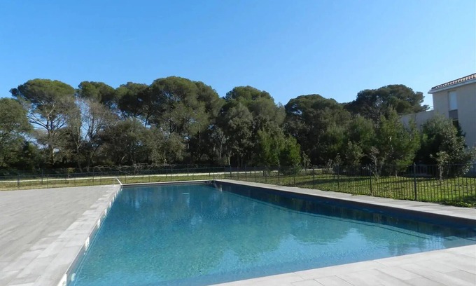 La Londe-les-Maures Apartment | Comfortable new T3 15m² south-facing terrace Air-conditioning Swimming pool Basement box