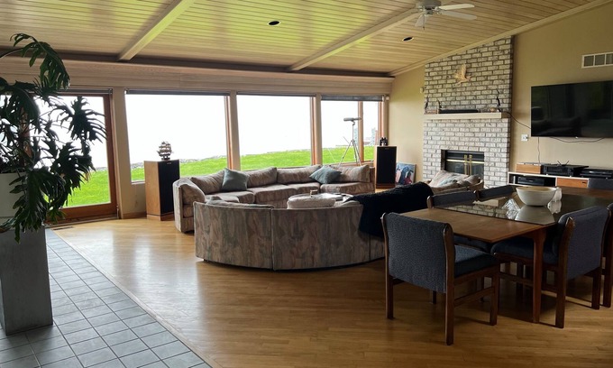 North Greece House | Comfortable getaway for the entire family with amazing views of the water