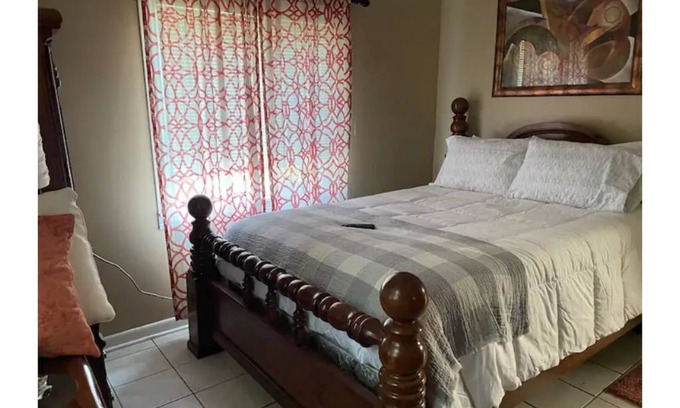 Midfield House | Comfortable guest unit, bedroom(1) and bathroom(1)