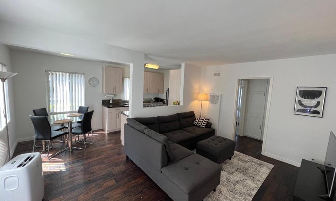 Norma Triangle Apartment | Comfortable & Hip 1 Bedroom Apartment at Center of WeHo