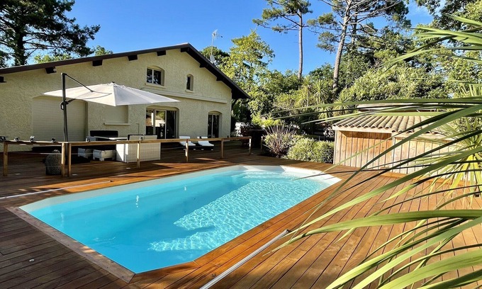 Claouey Cottage | Comfortable house with heated pool + huge terrace a few steps from the bay beach