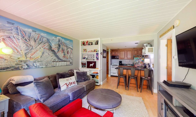 Warren Condo | Comfortable mountainside condo with skiing, balcony, fast WiFi, & washer/dryer