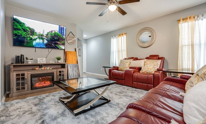 Southside House | Comfortable near Lackland & Downtown/Easy access I35n