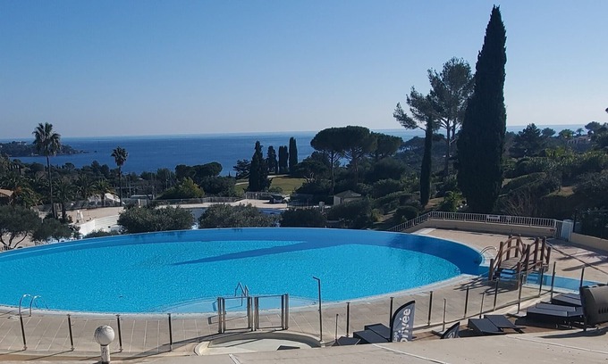 Agay Apartment | Comfortable nest with pool and sea view