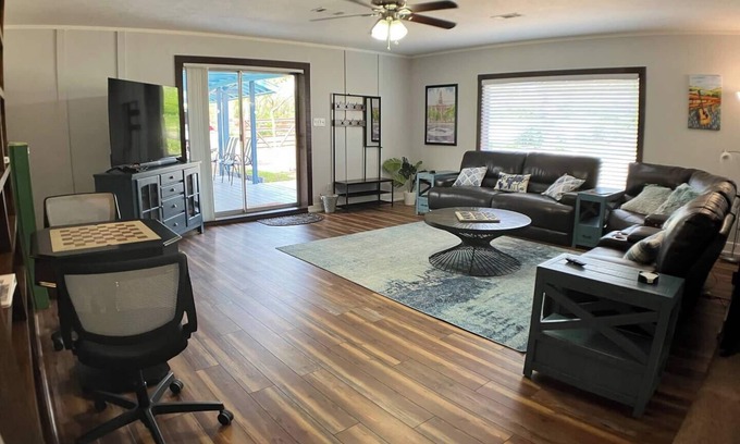 Denton House | Comfortable Quiet Retreat in Convenient Location