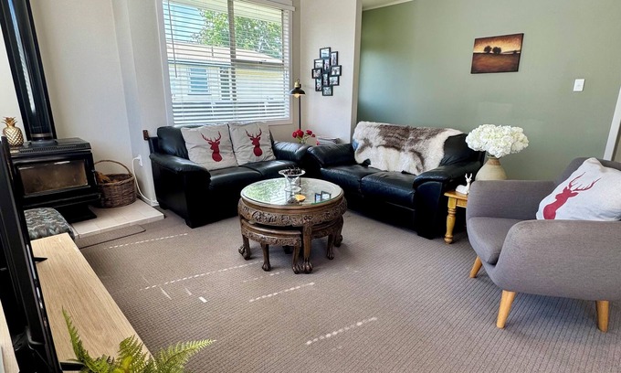 Turangi House | Comfortable quiet sunny home great location