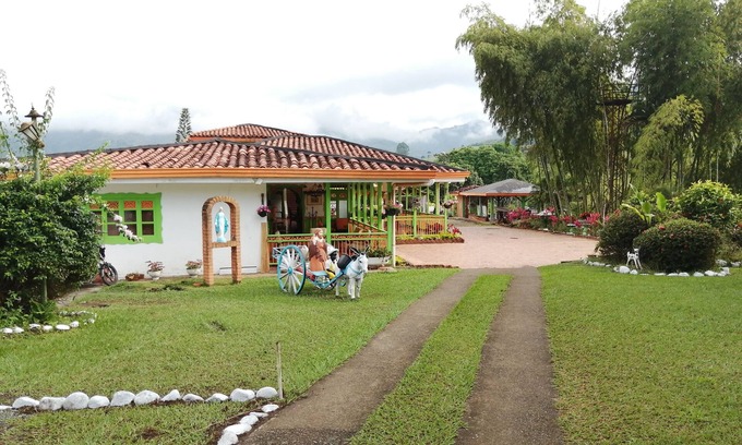 Pereira House | Comfortable room with 3 double beds in best area of coffee region