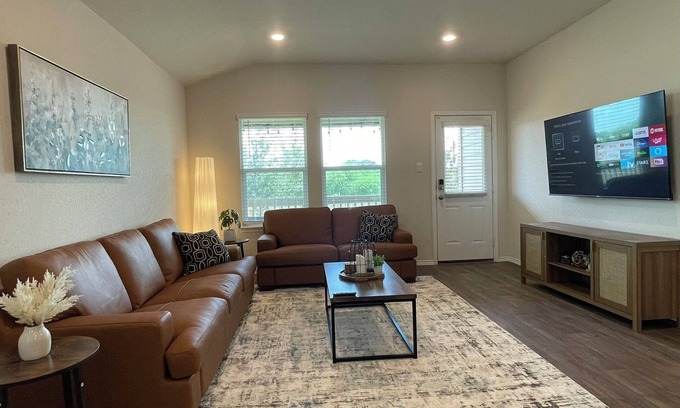 San Antonio House | Comfortable single story home 3 bed 2 bath Garage