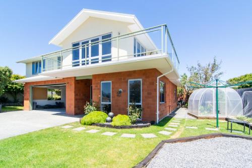 Kaikoura House | Comfortable Spacious Home, Close to Beach