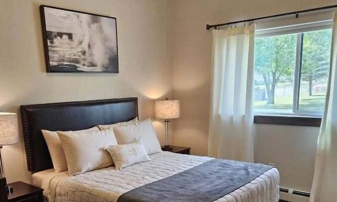 Gardiner House | Comfortable Stay! Free Parking, Pool, Near North Entrance of Yellowstone Park