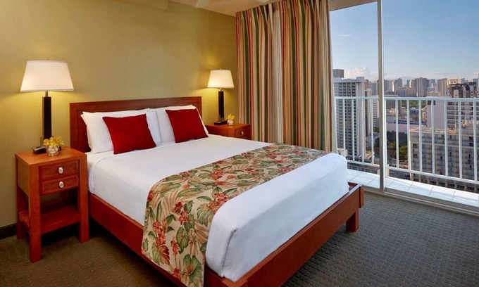 Waikiki Hotel | Comfortable Stay! Rooftop Pool, Sauna, Walk to Waikiki Beach!