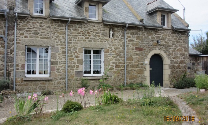 Rotheneuf-Le Pont House | Comfortable stone house with large garden -Sea view- Plage du Pont-3 Bedrooms