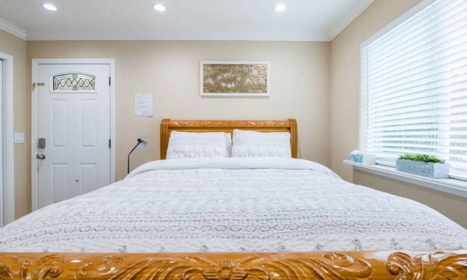 Redwood City Apartment | Comfortable Studio in a Woodside Plaza