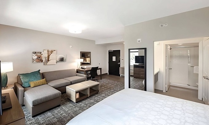 Naples Apartment | Comfortable Studio w/Pool, Hot Tub, and Poolside Tiki Bar – Ideal for Groups