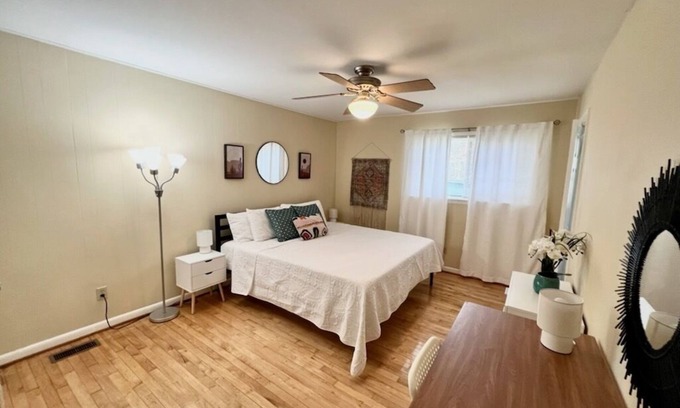Cary House | ★Comfortable Townhome★King Bed ★ Long Term Stays ★