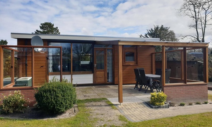 Sint Maartensvlotbrug House | Comfortably and nicely furnished 6-person bungalow with 3 bedrooms, on the popular park Eureka near the beach, sea, dunes and woods. Free WiFi, pet welcome