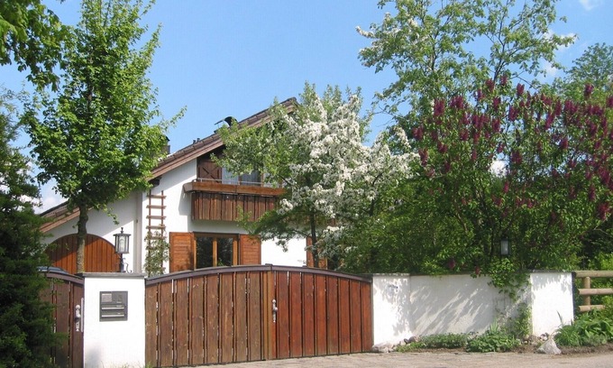 Ebersberg District Apartment | Comfortably furnished comfort apartment in a self-inhabited country house