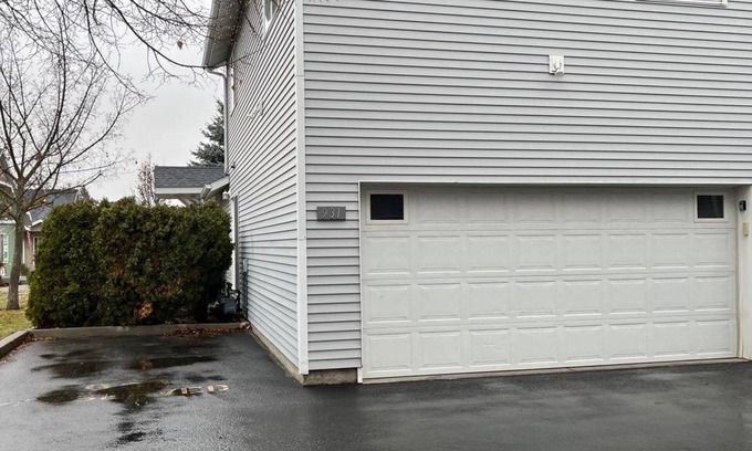 Post Falls House | Comfortably Quiet 3 Bedroom Condo, walking distance to shops