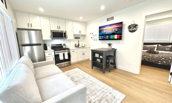 Burbank Apartment | Comfy 1 Bedroom Sanctuary in Charming Burbank