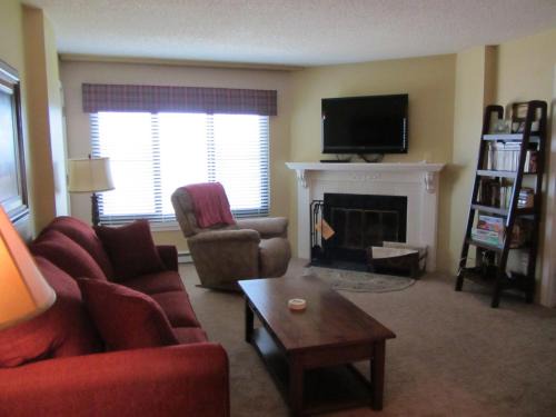 Snowshoe Apartment | Comfy 2 Bed 2 Bath Condo on the slopes with night skiing
