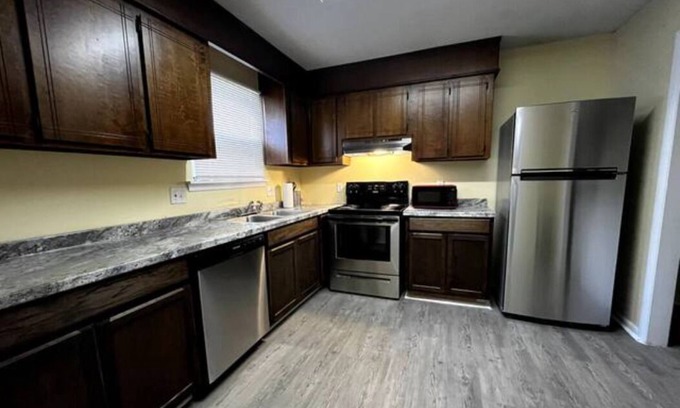 Warner Robins Condo | Comfy 2-BR Condo/3.mi from Aviation Museum