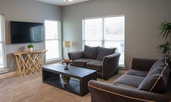 Kreole Apartment | Comfy 3 Kings 2 Baths 4 TVs Balcony Self Check-in