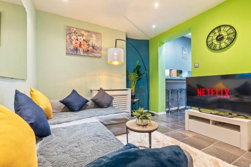 Ferndale House | Comfy 4BR House close to Subway