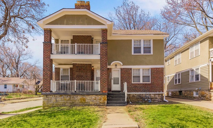 South Kansas City House | Comfy 4BR Near Hospitals, UMKC, Brookside, and Plaza