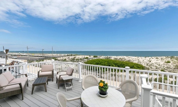 South Seaside Park House | Comfy 5 Bedroom Beachfront Home with Amazing Ocean Views