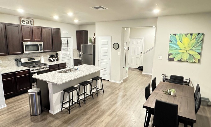 San Antonio House | Comfy and Convenient San Antonio Family Get Away! Pets Welcome