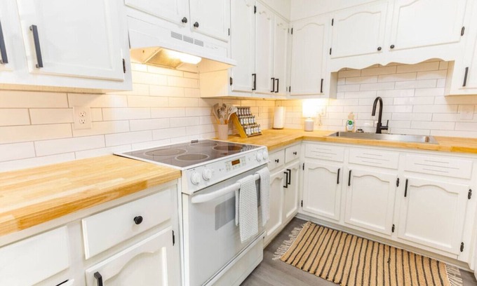 Columbia House | Comfy and Conventient Duplex!