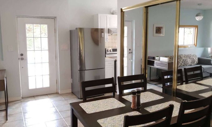 Dundarave House | comfy and sweet 2 bedrooms suite, close to ocean.