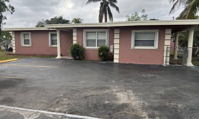 Hollywood Apartment | Comfy Apartment! — 10 minutes from Casino & 15 from the Beach