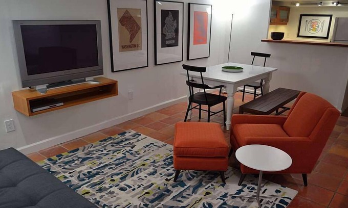 Le Droit Park Apartment | Comfy Apartment w/Parking. Walk to Metro, Cafés, Restaurants, Nightlife.