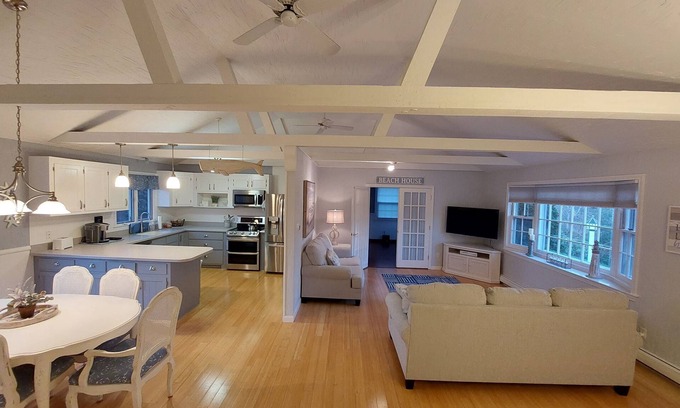 South Yarmouth House | Comfy Bright Home with WiFi,Cable & Kitchen,near Shopping, Restaurants & Beaches
