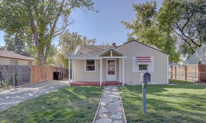 Arvada House | Comfy bungalow and fast Wi-Fi!