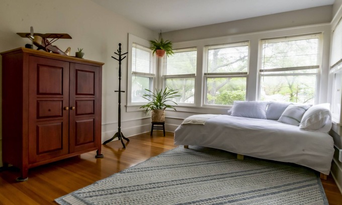 College Hill House | Comfy bungalow in historic College Hill neighborhood, near restaurants and more