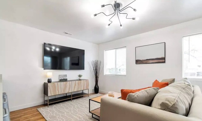 Sugar House Cottage | Comfy Cheerful 3 bdrm/2 bath Sugarhouse Cottage